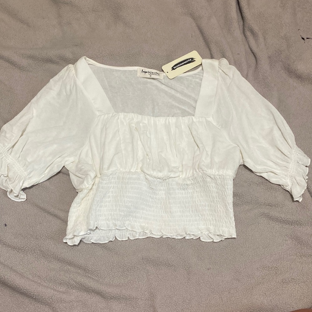 Women’s cropped blouse. Kind of have a puff sleeve.